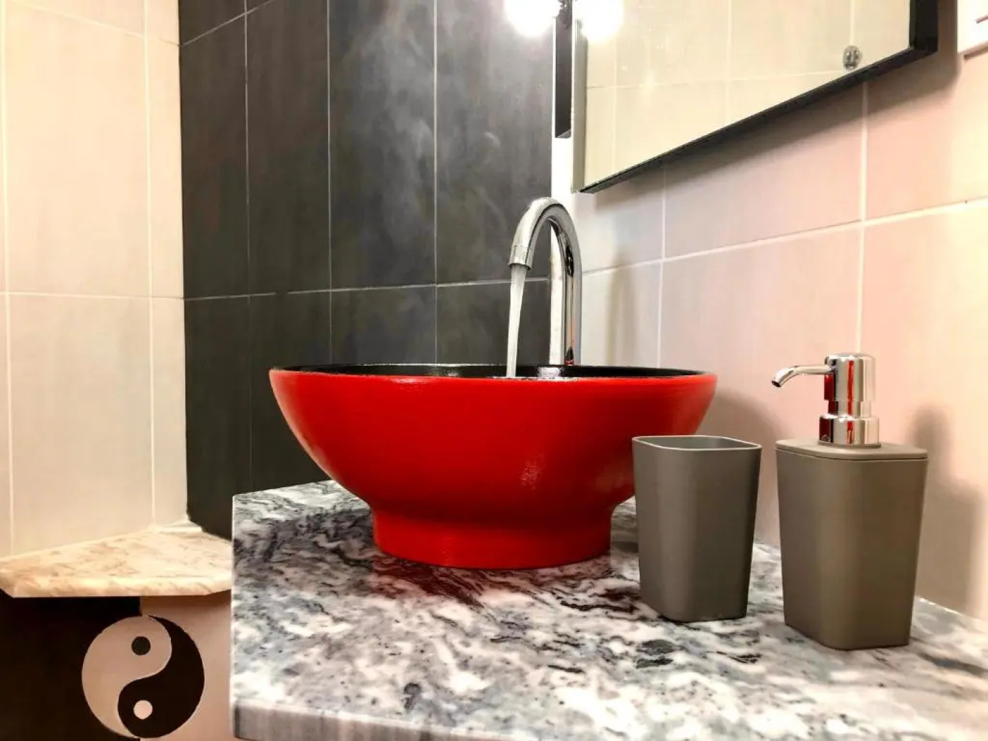 Gallery House in Drama