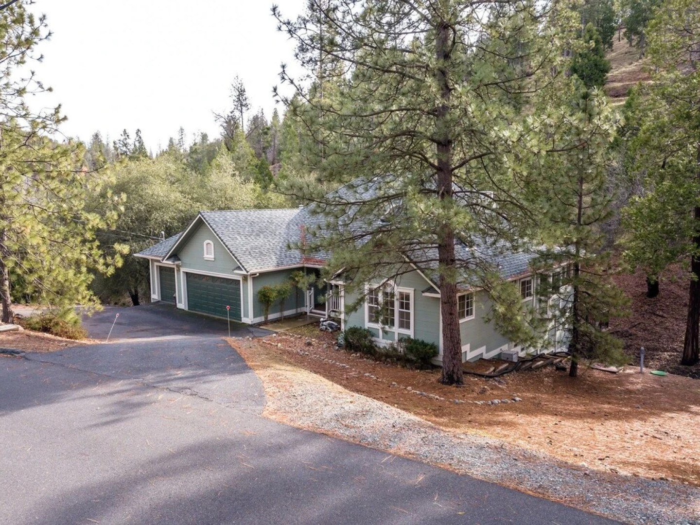 Happy Trails - Updated Home with Cozy Sunroom by Yosemite Region Resorts