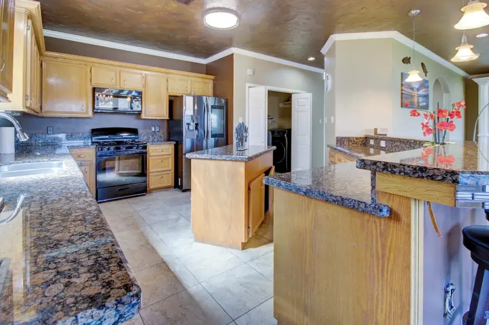 8 Mi to Kemah Boardwalk: Texas Gulf Home w/ Patio