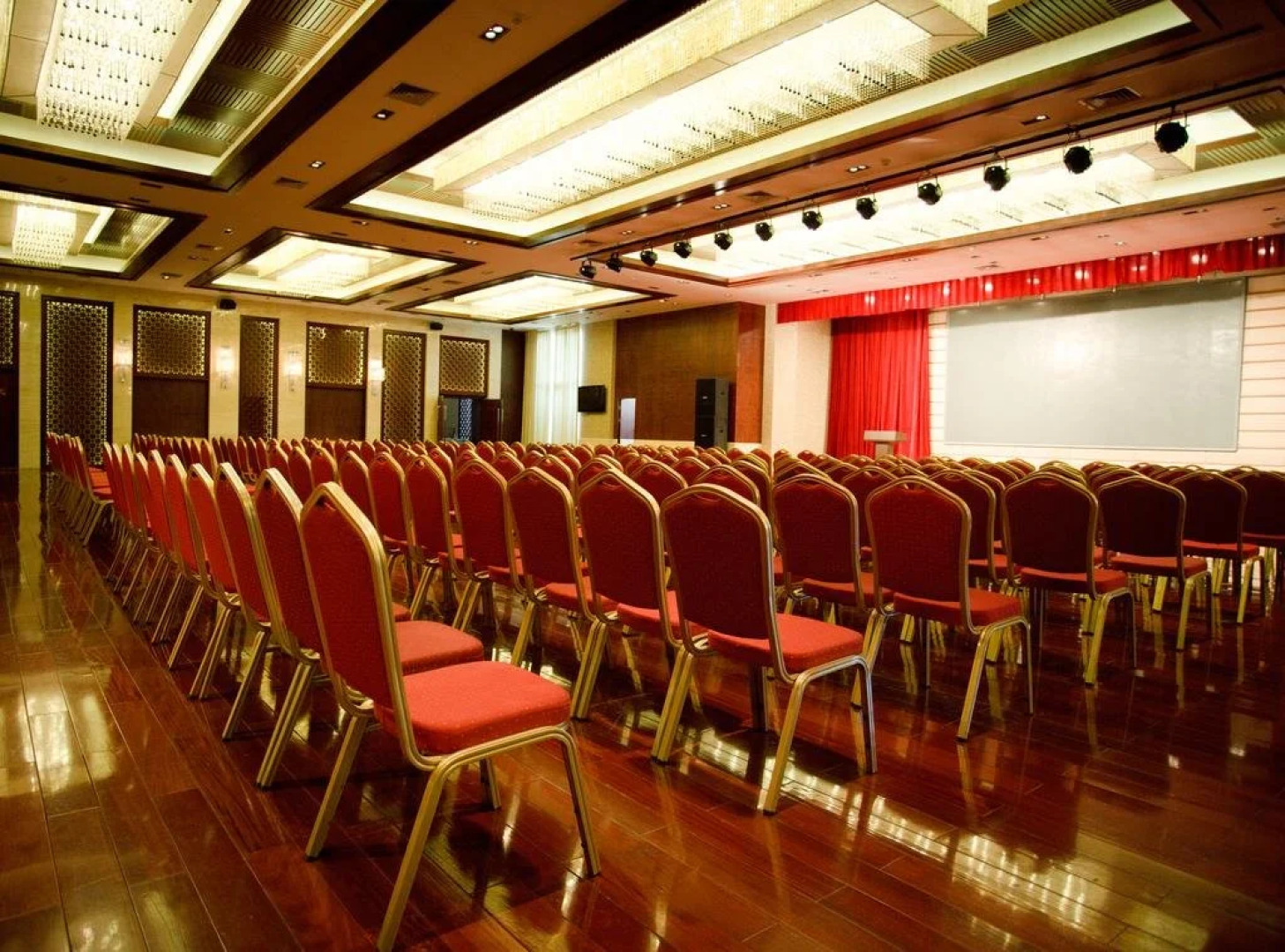 Grand Metropark Hotel Violet Swan