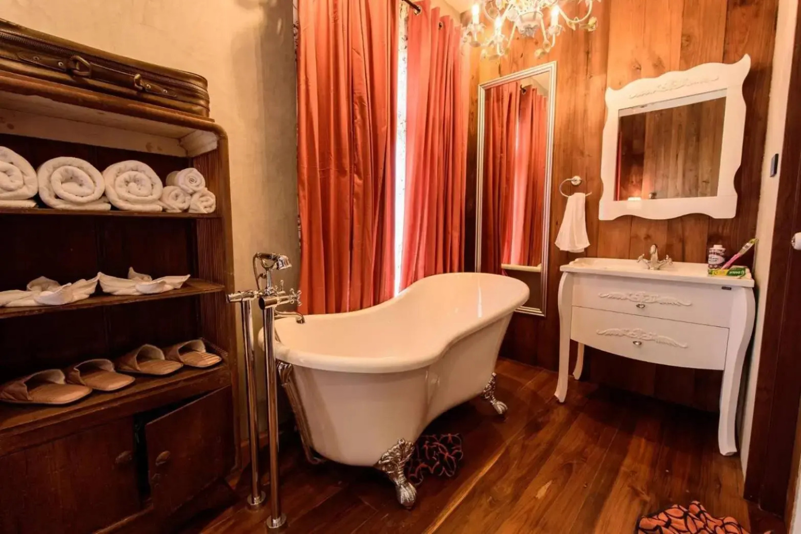 Rimrabeang Amphawa Cafe and Suite