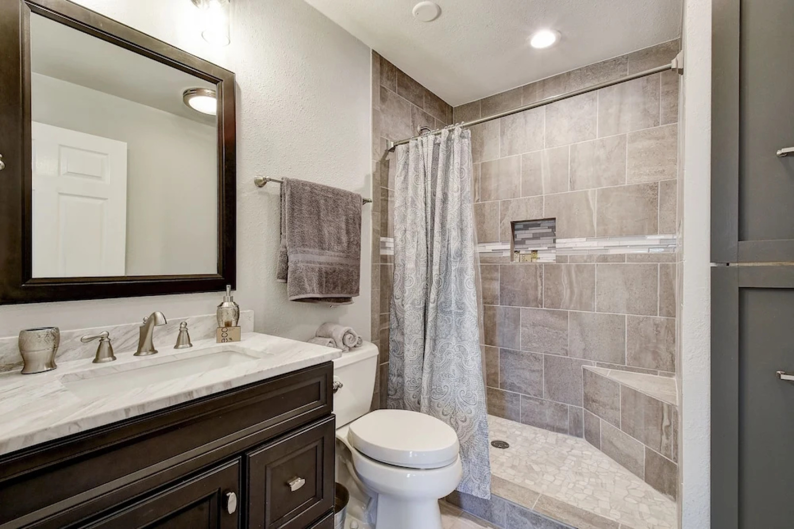 6107 Hudson Bend Rd Home