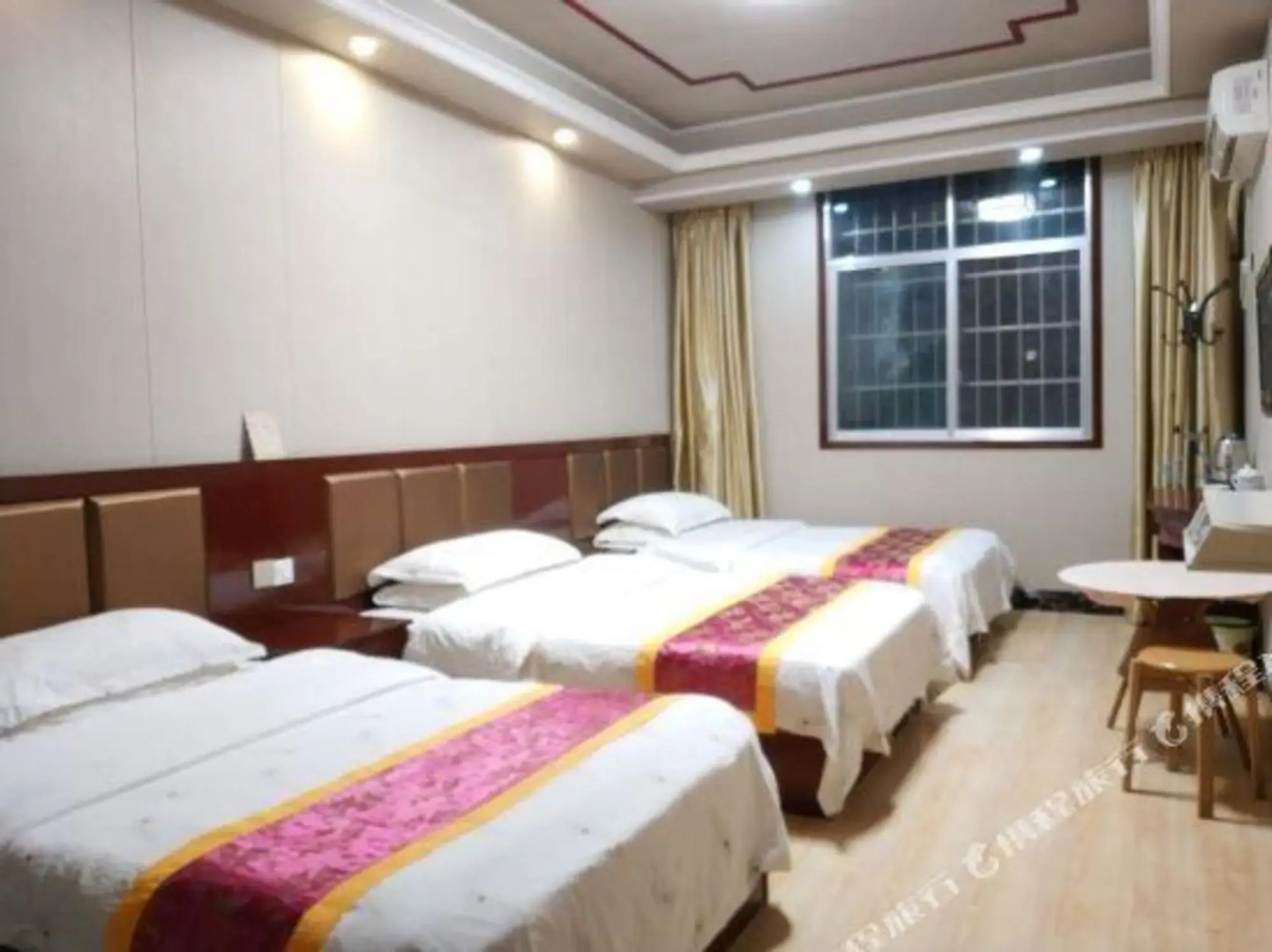 凤凰龙凤居临江客栈