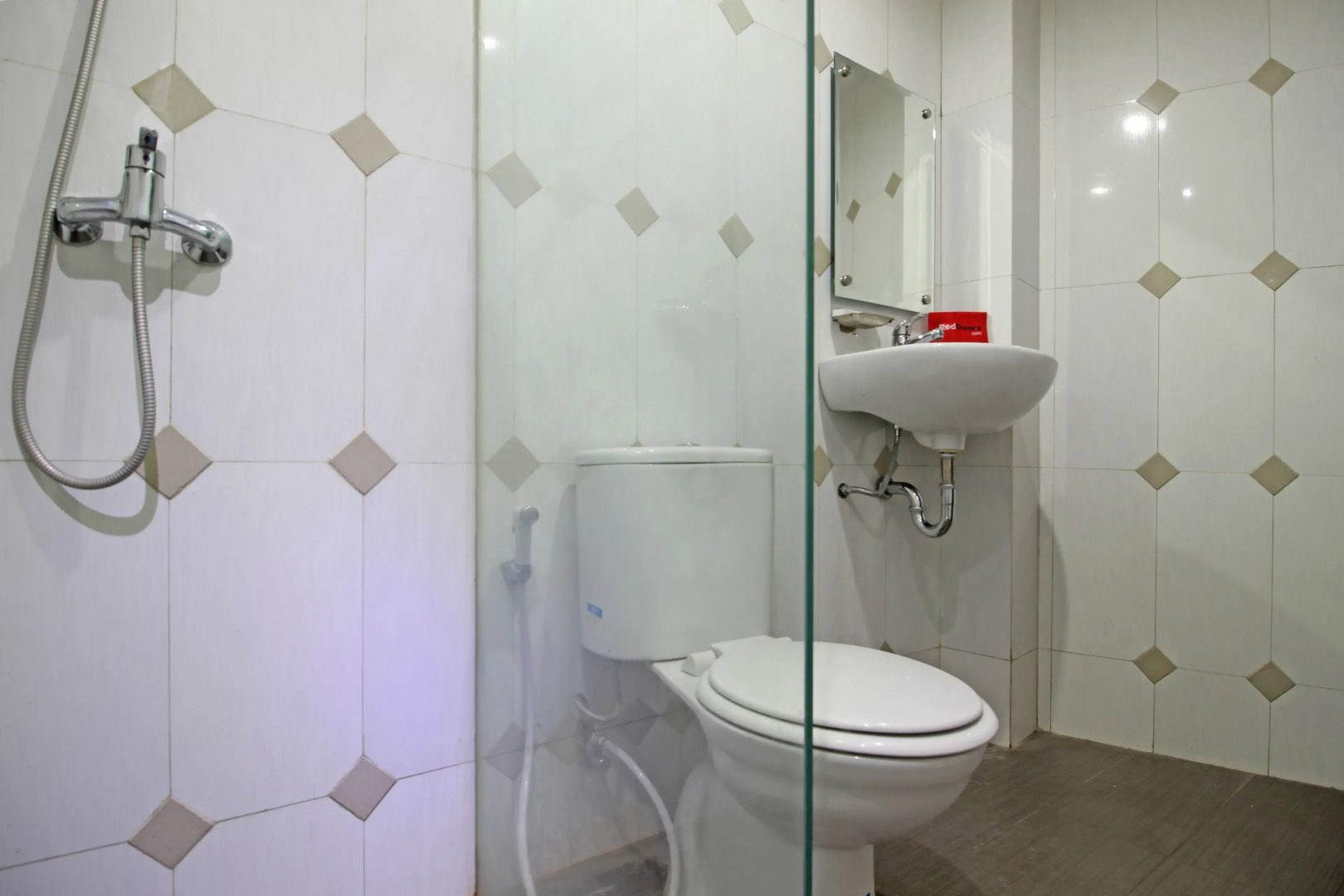 RedDoorz near UNS Solo