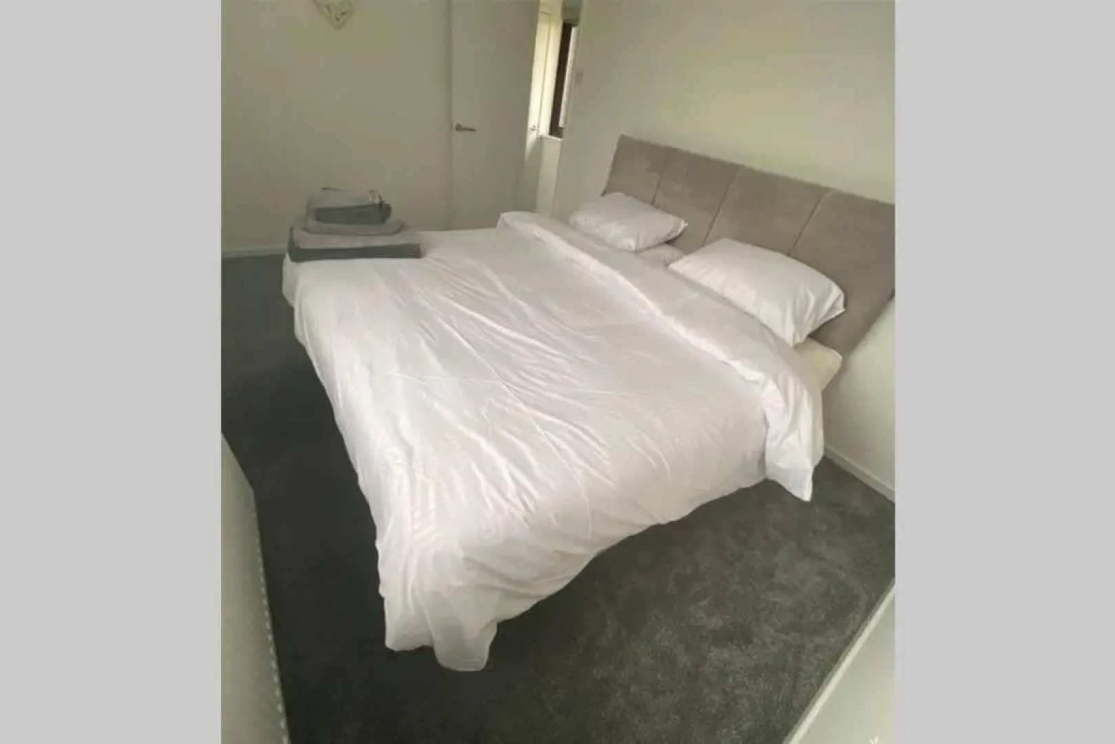 Newly Refurbished Beautiful Location 1 Bedroom Residential House sleeps 4