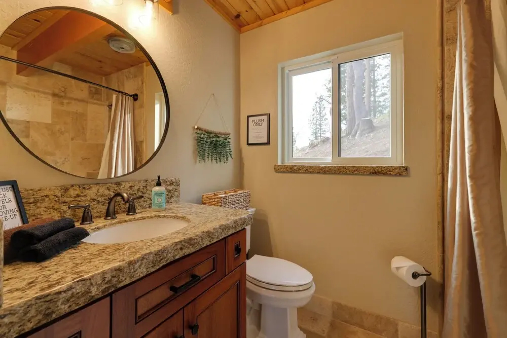 Hot Tub + Scenic Views: Luxury Twain Harte Cabin!