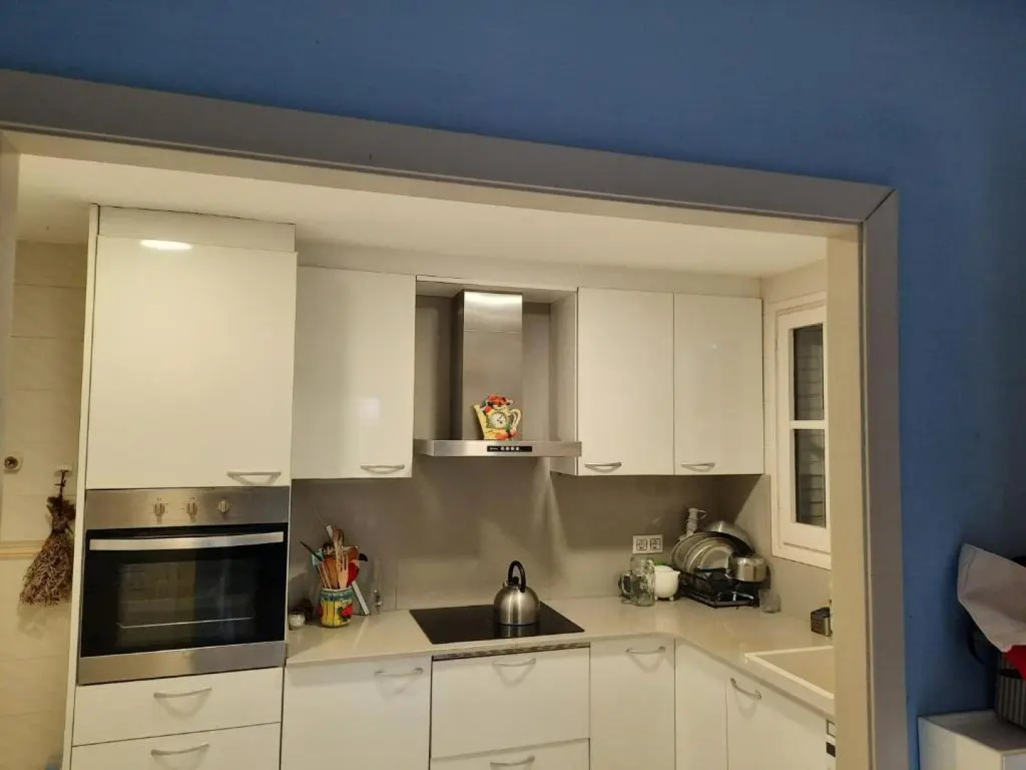 Cosy house with garden infront of the sea