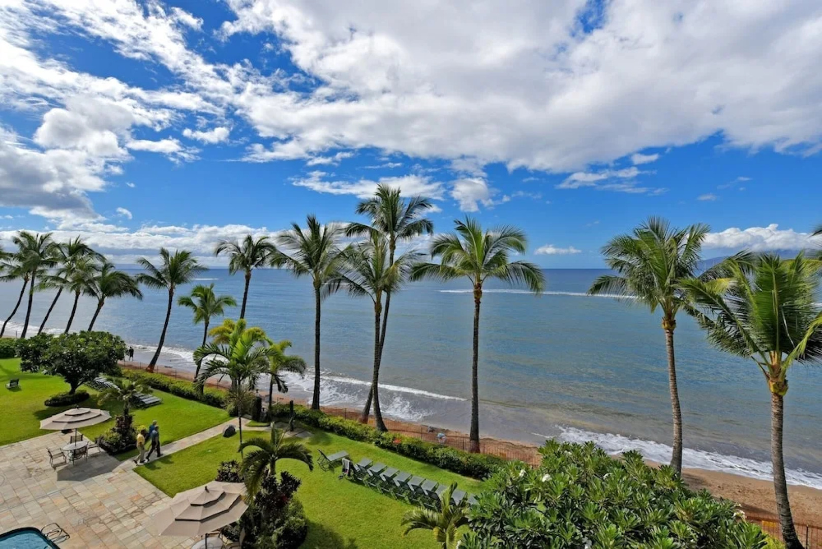 Lahaina Shores #425 Studio Bedroom Condo by RedAwning