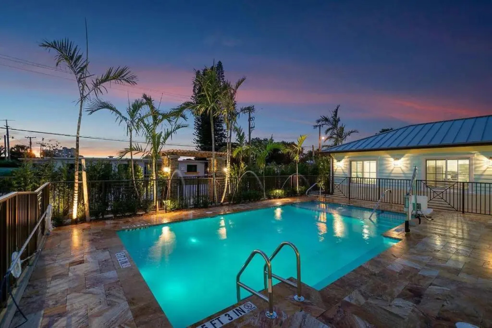 Bermuda Bungalows (Tropical Island Getaway)