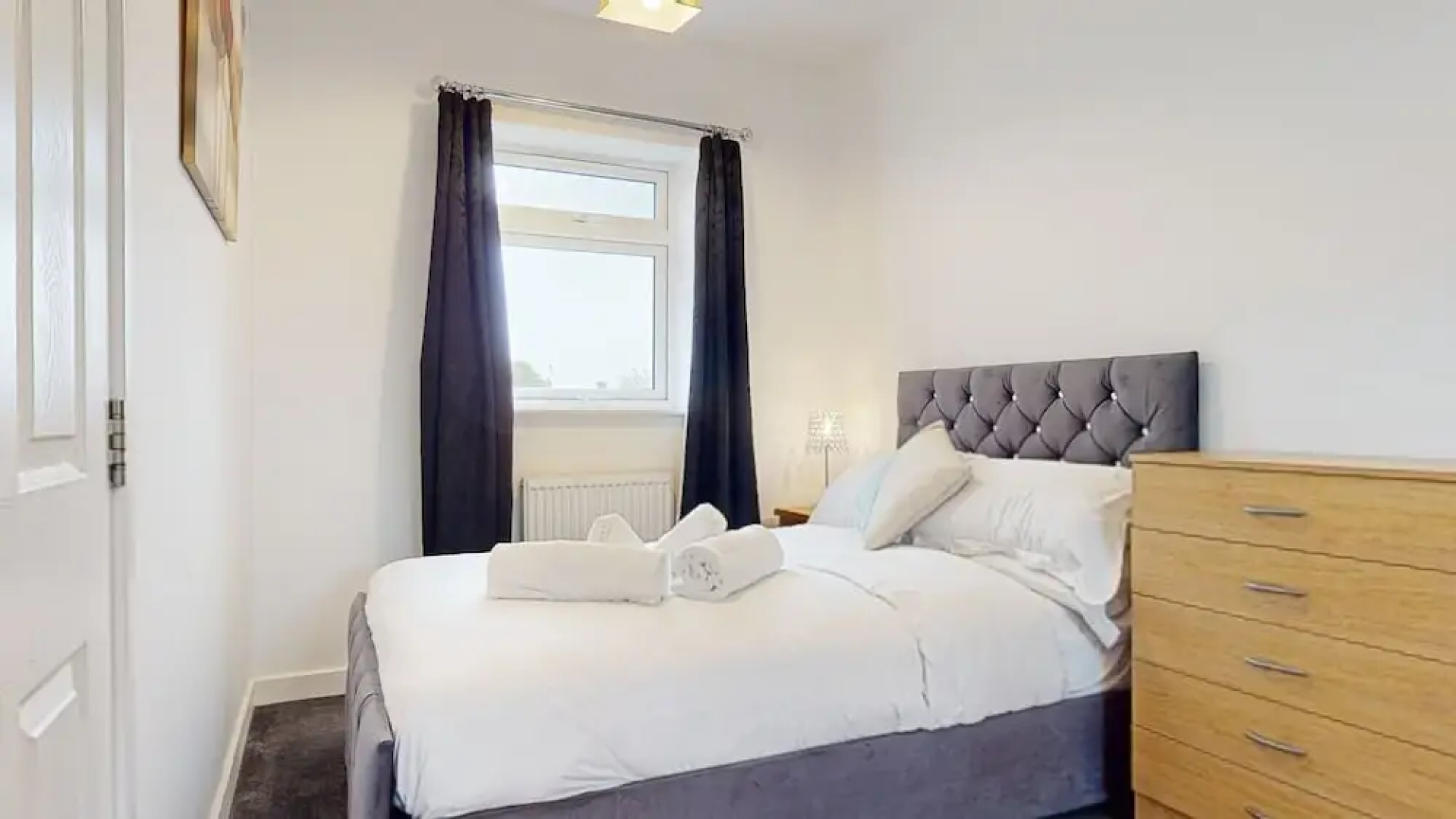 4 Bedroom Home - Sleeps 10 - Free Parking