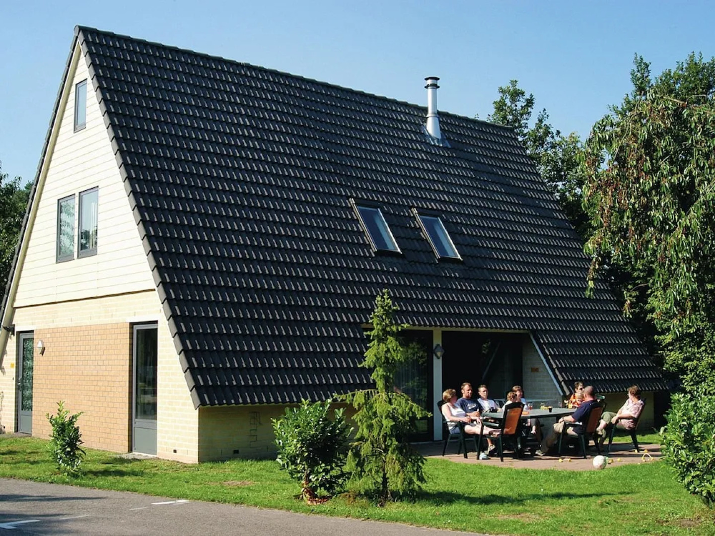 Detached Villa with Fireplace & 4 Bathrooms near Golf Course