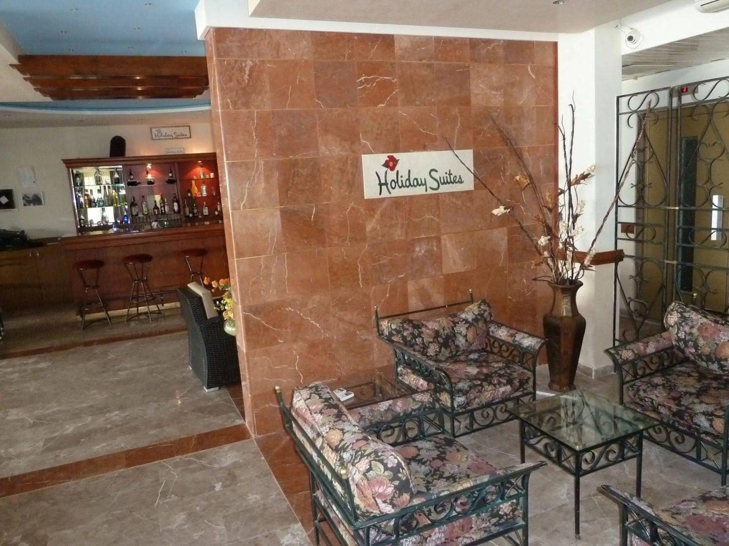 Holiday Suites Hotel And Beach