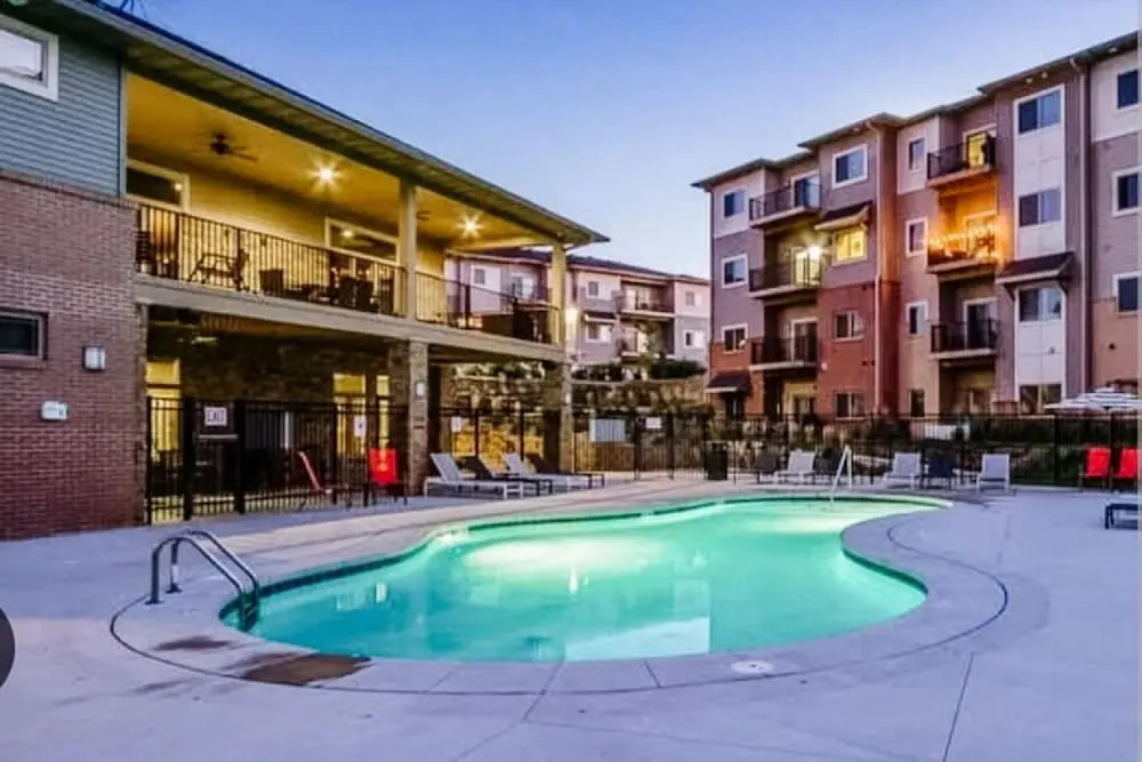 West Des Moines- Garage Gym Pool Jordan Creek