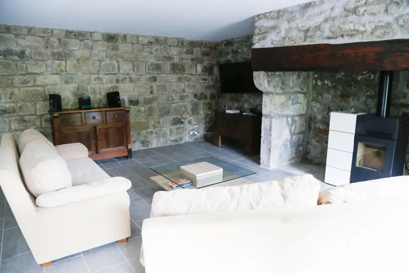 House With 3 Bedrooms in Usclades-et-rieutord, With Wonderful Lake Vie