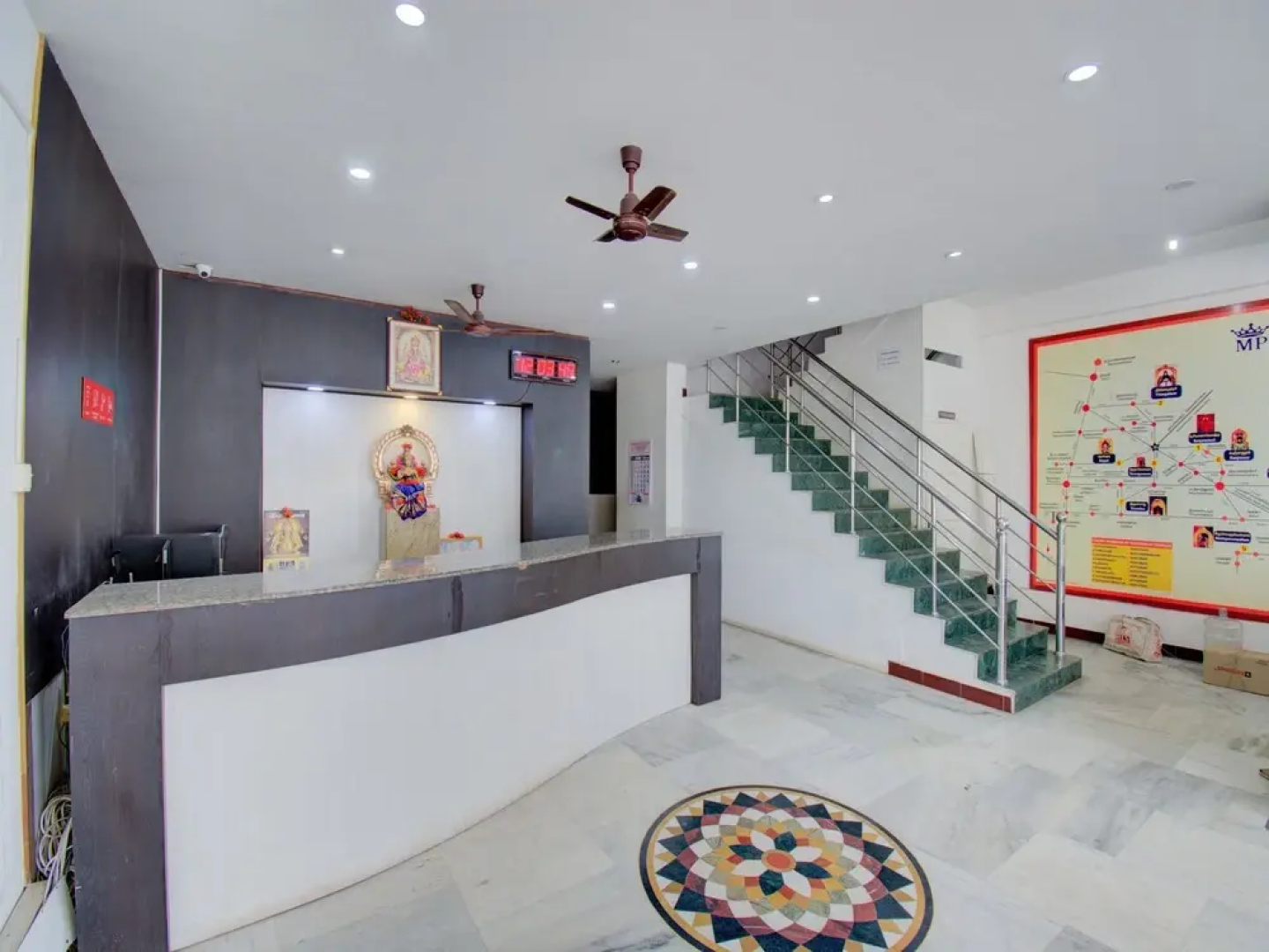 OYO 30435 Mahalashmi Park Hotel