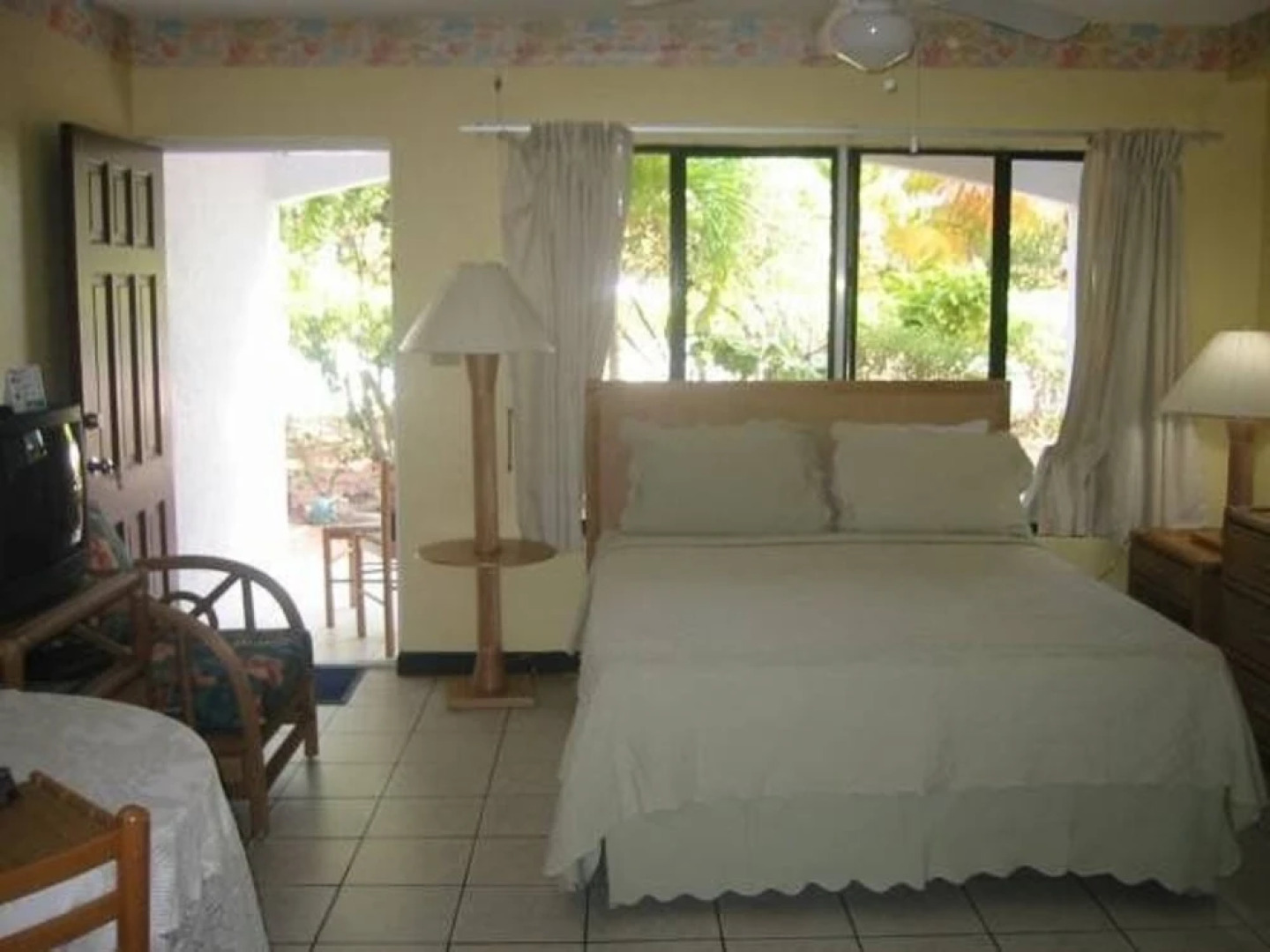 Allamanda Beach Club by RedAwning