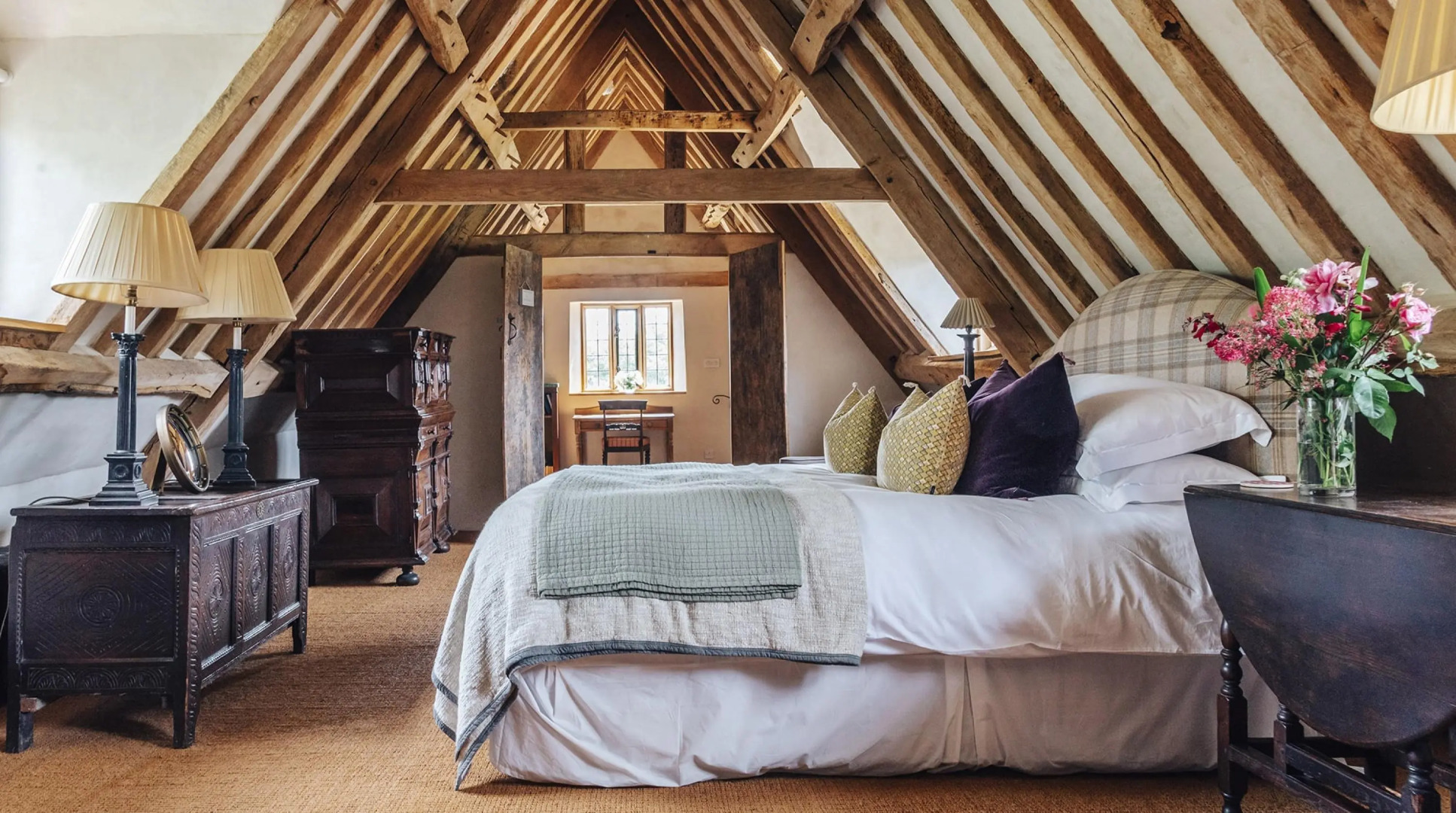 Lavish Tudor Estate Gardens - Sleeps 25