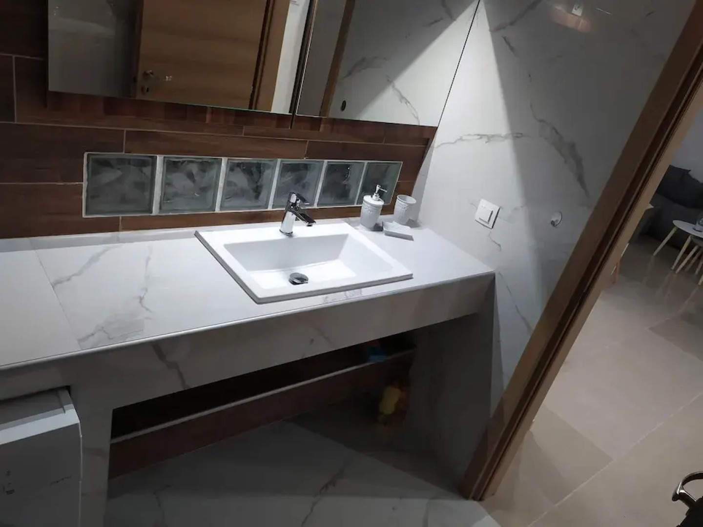 Anchors Aweigh 50m From The Sea