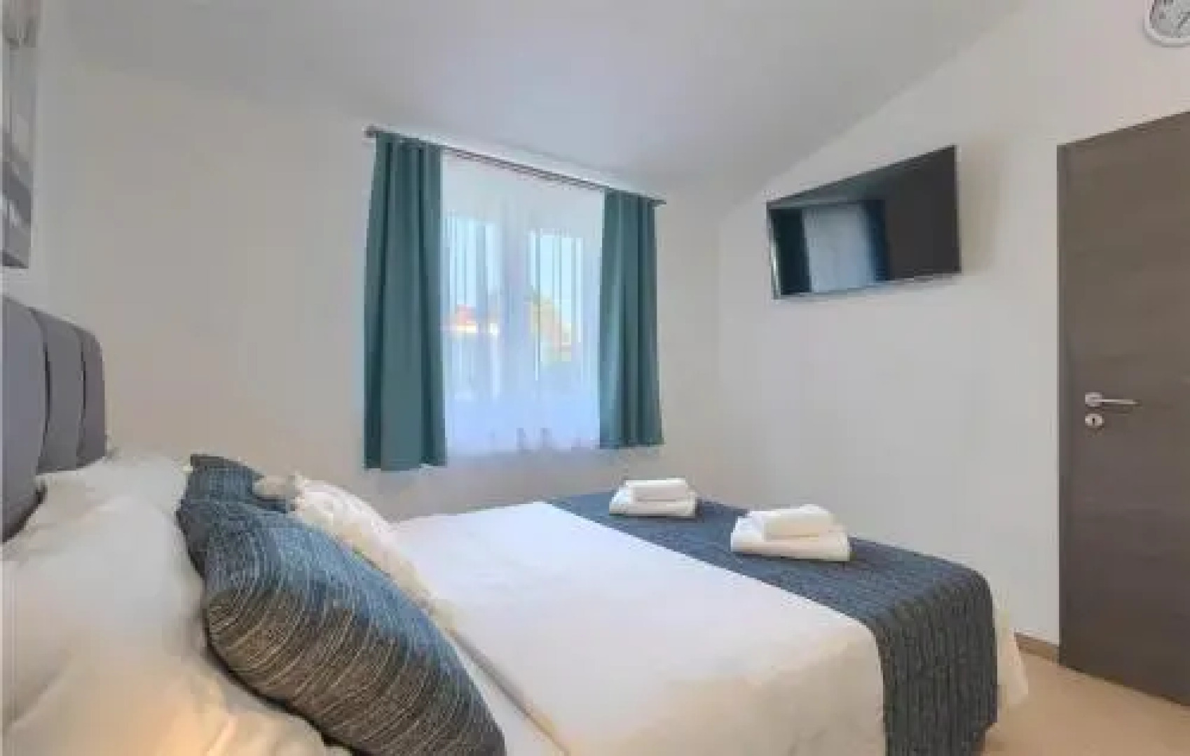 Four bedroom Holiday Home In Loborika