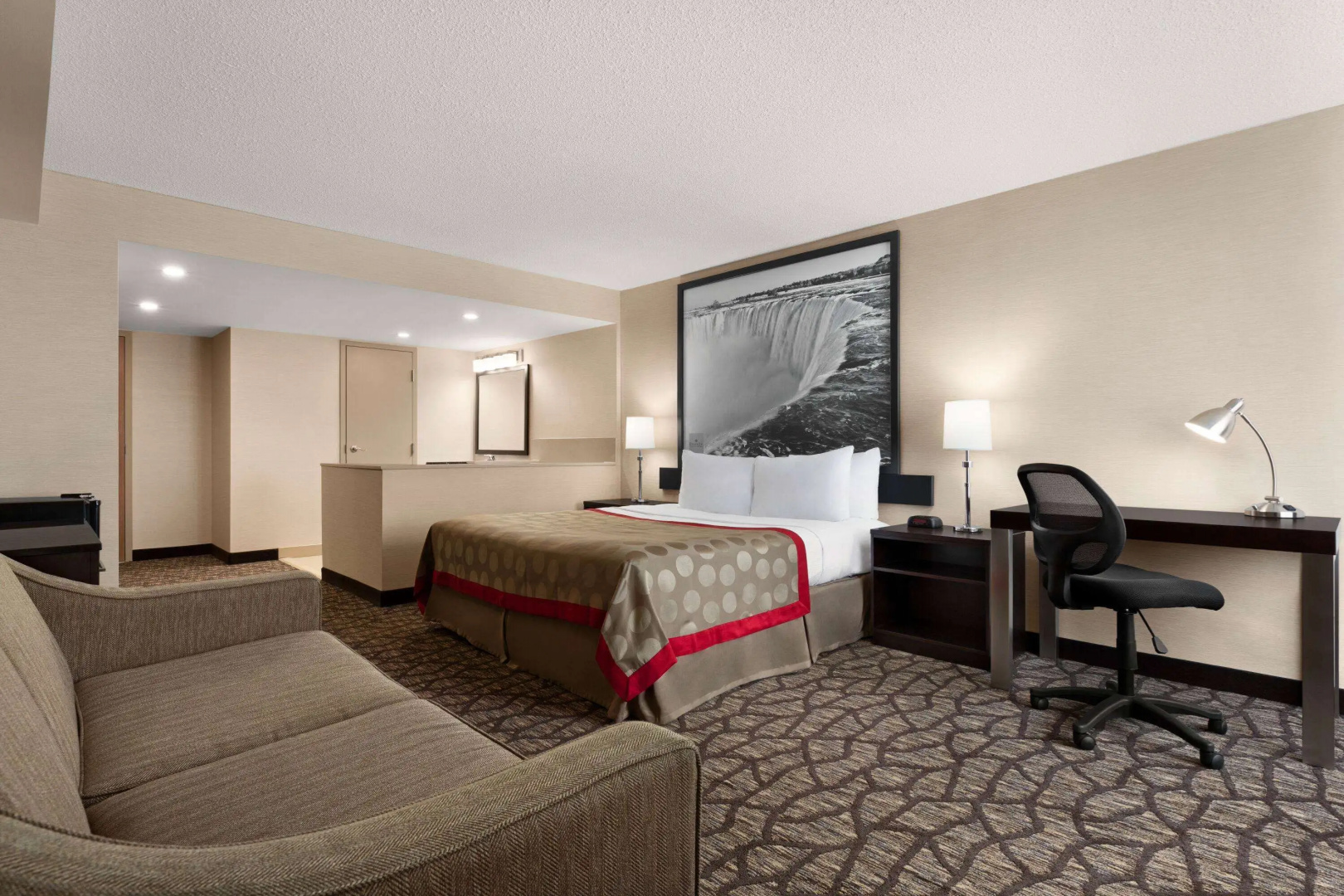 Ramada by Wyndham Niagara Falls Near the Falls