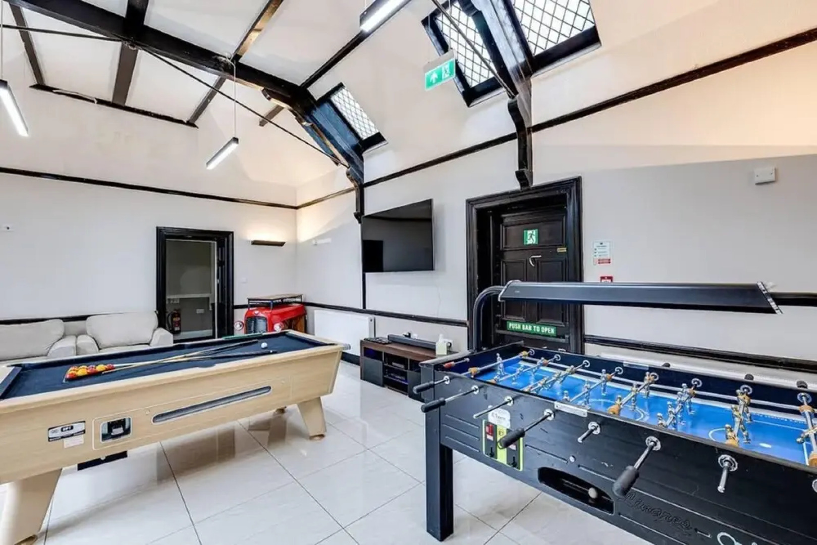 Delightful Holiday Home With sea Views and Hot Tub