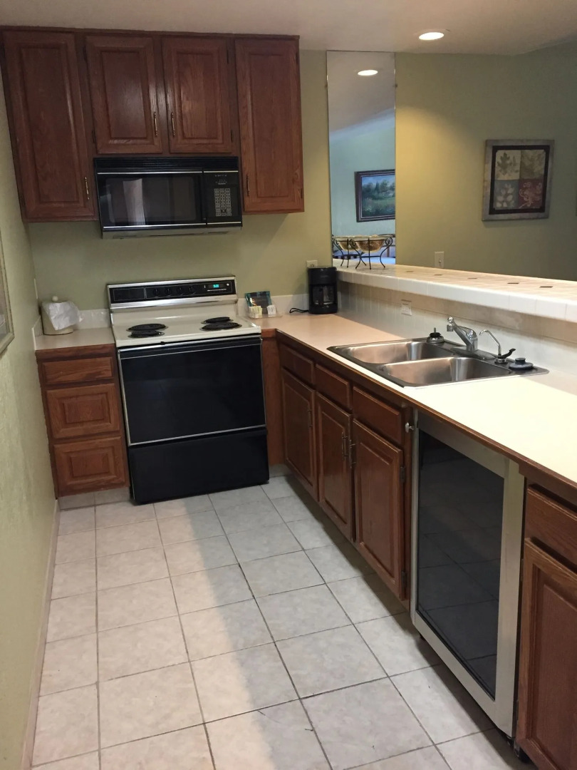 Hilltop Inn & Suites