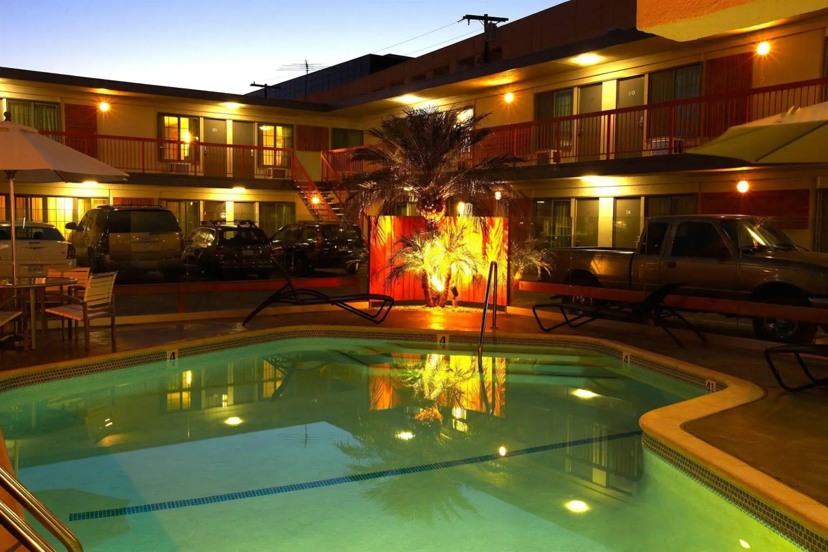 The Tangerine - A Burbank Hotel