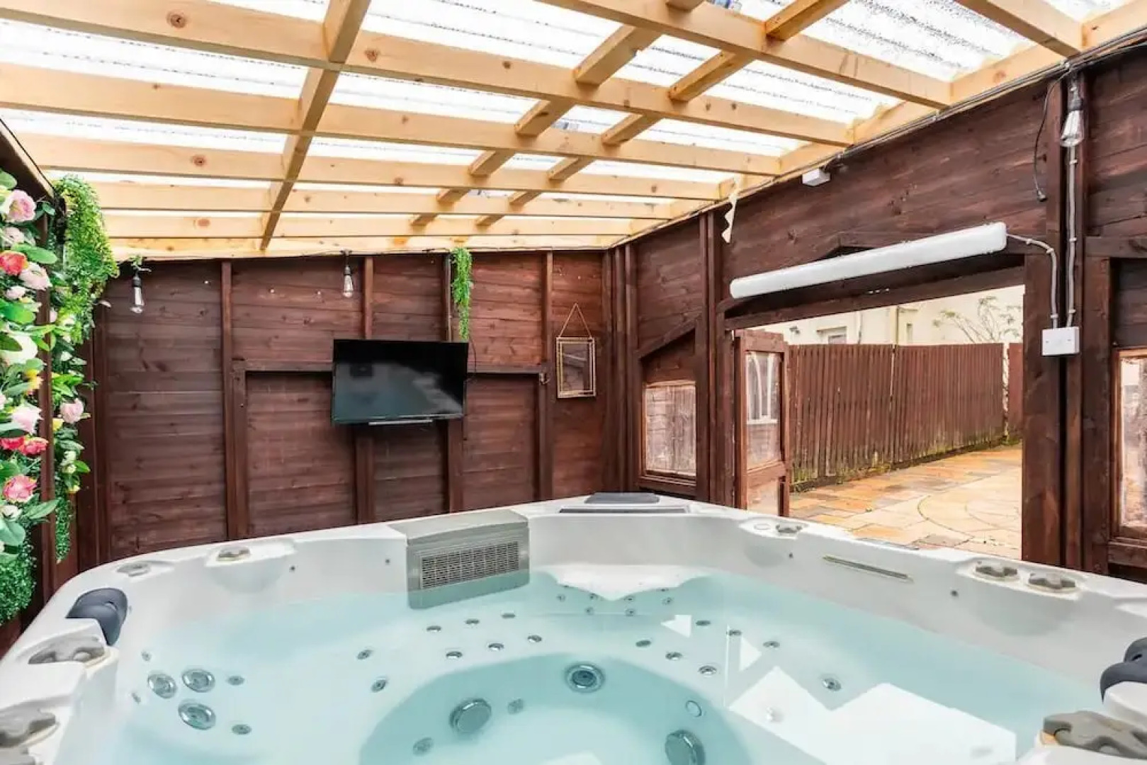Captivating 2-bed House in Hamilton With Jacuzzi