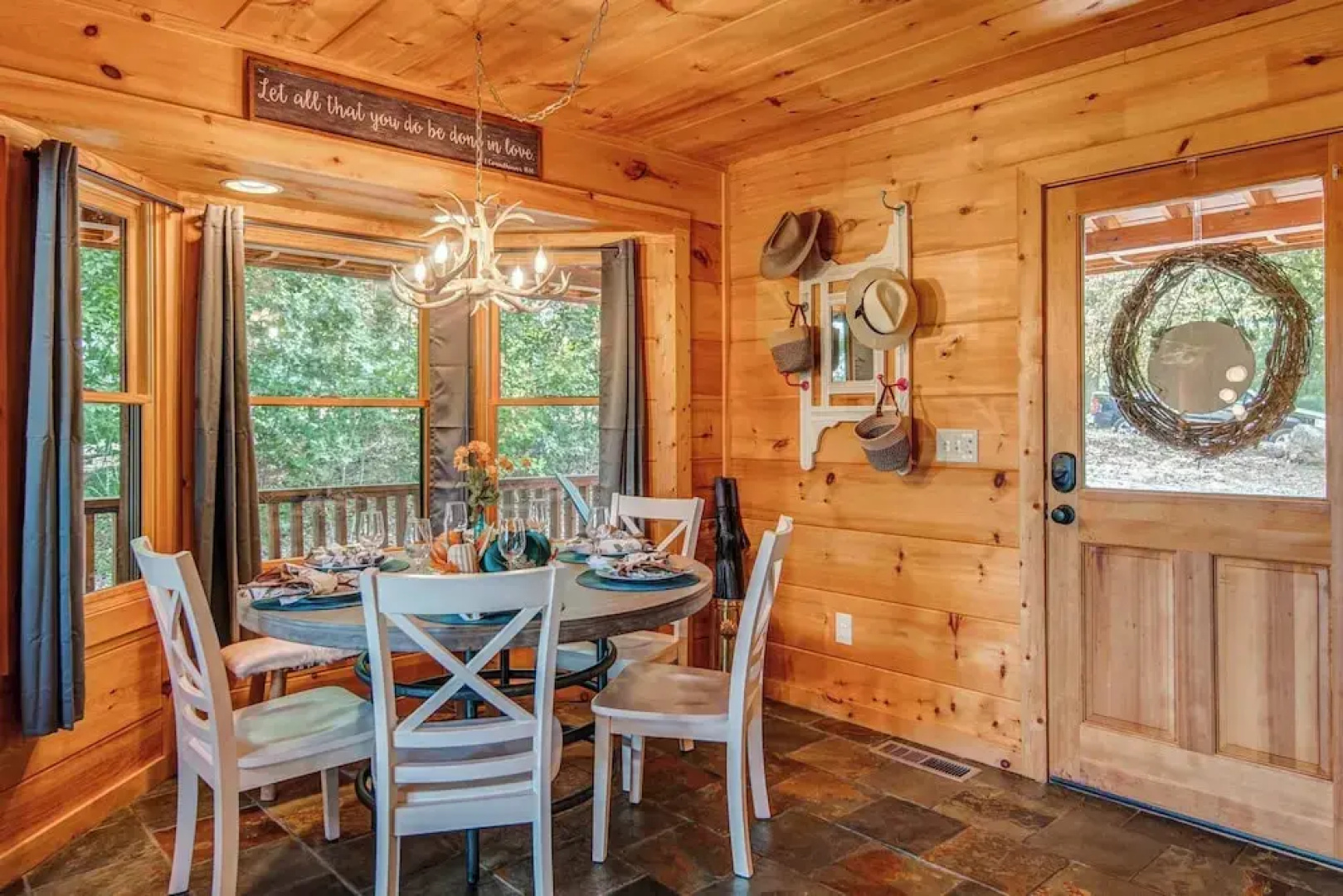 Gorgeous & Secluded 3 BDR Cabin in Mineral Bluff!