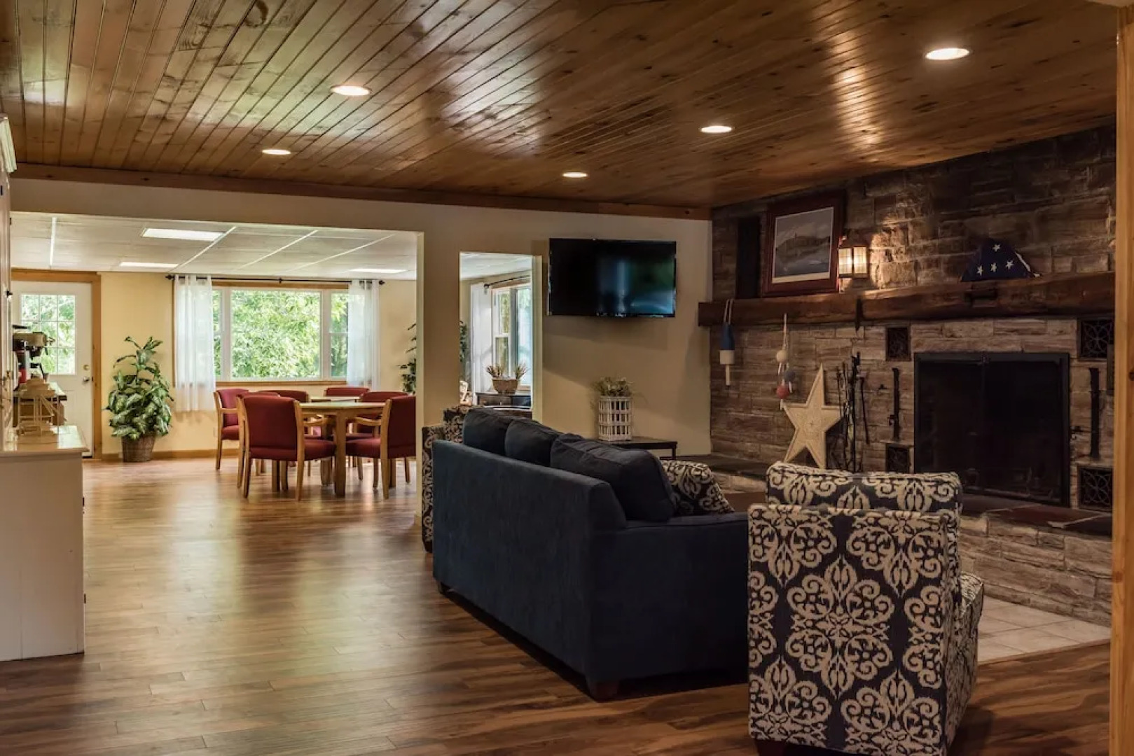 Capt.'s Inn & Suites