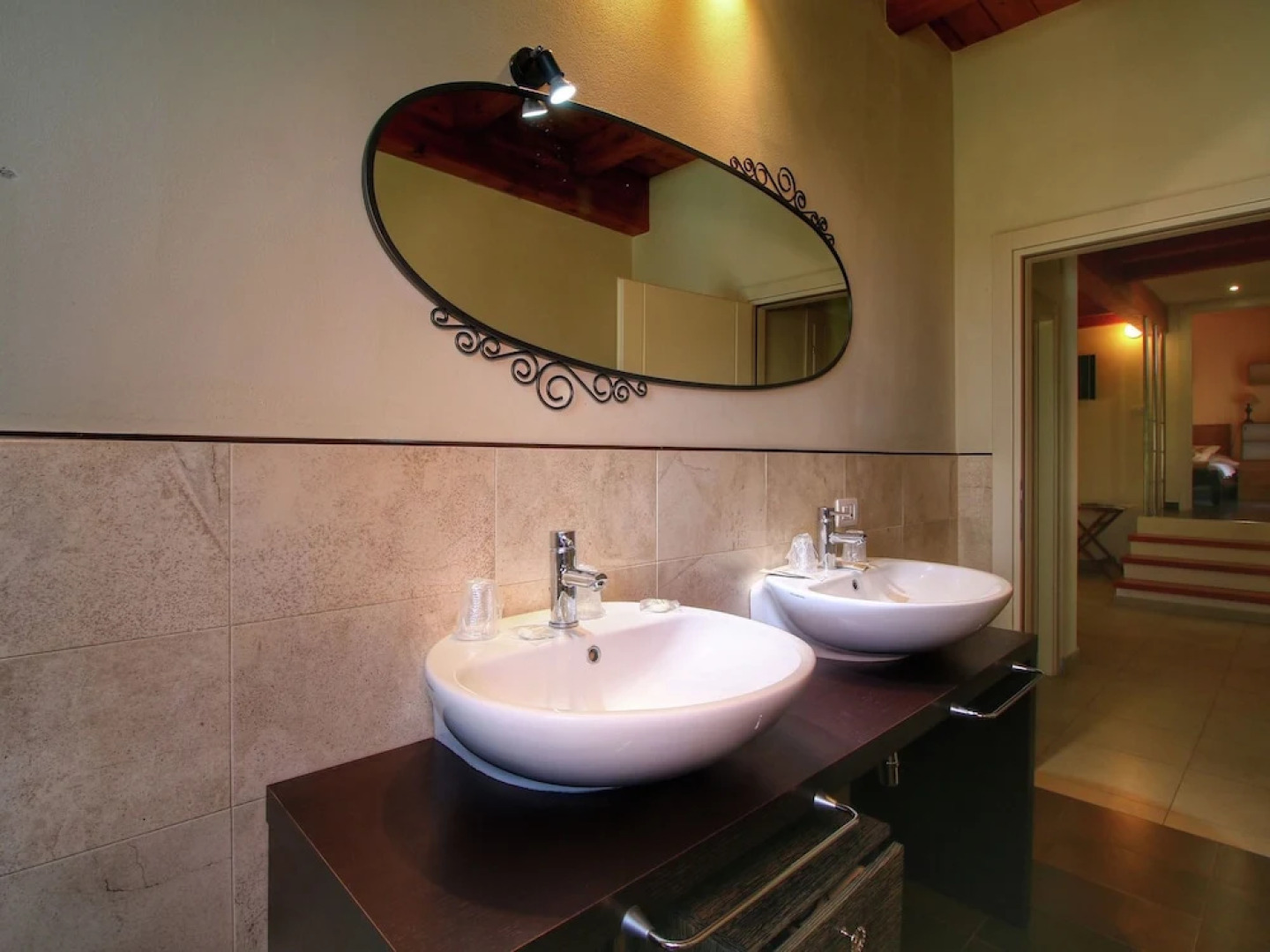 Luxurious Villa in Monte San Savino with Jacuzzi