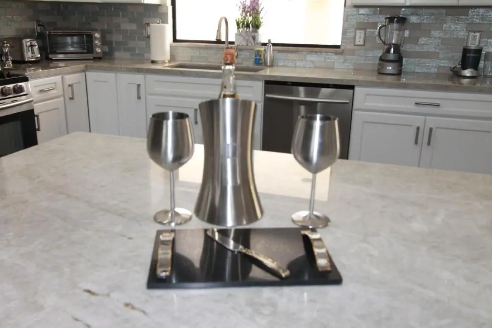 Comfortable vacation property 12 minutes from downtown.