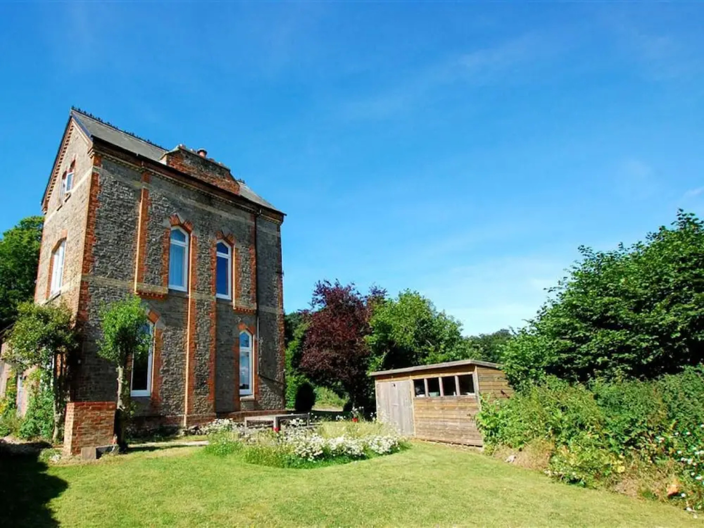 Unique Mansion in Battle with Garden near City Center