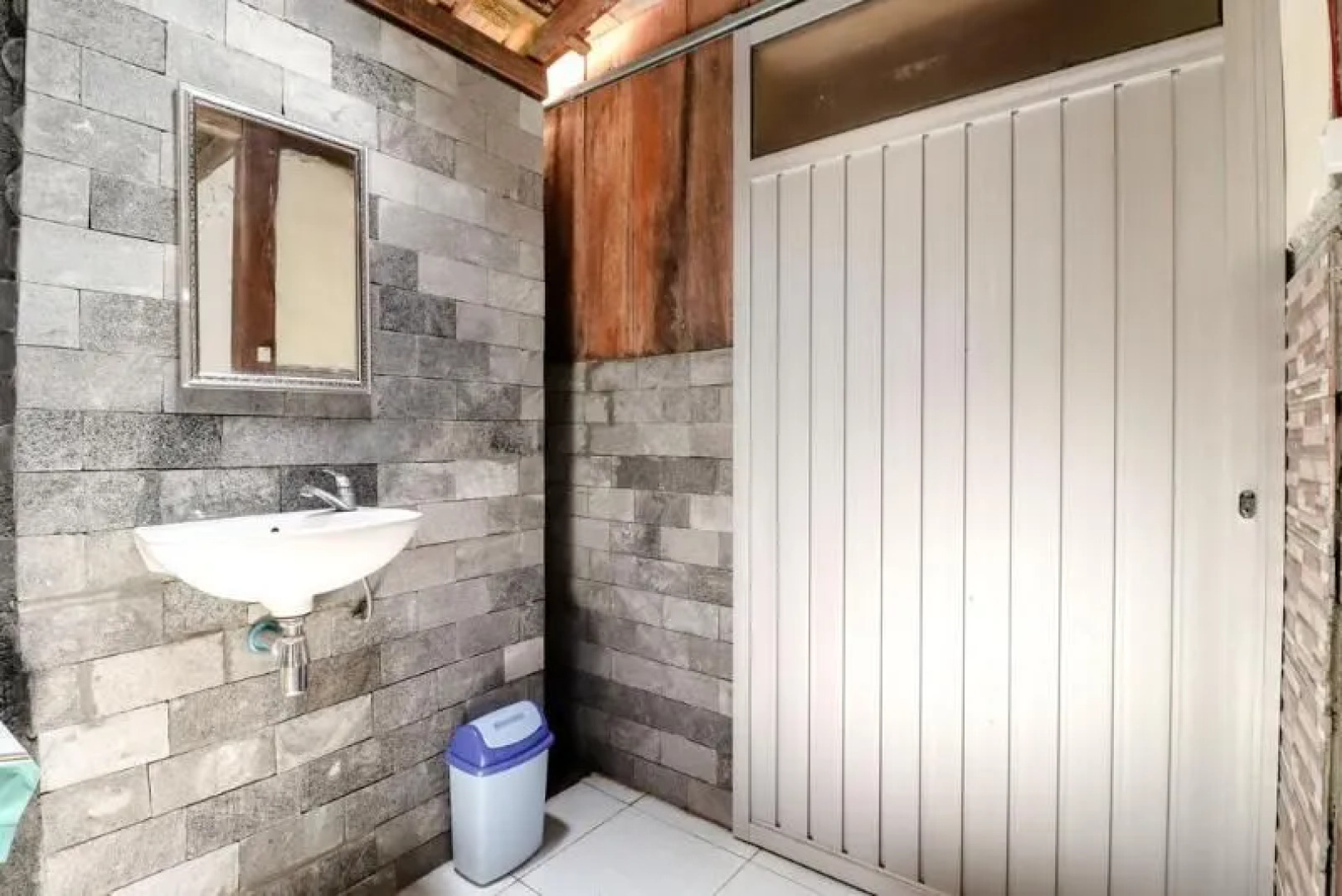 Segajih Central Stay and Education by ZUZU