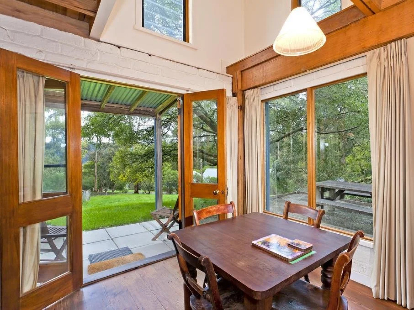 King Parrot Cottages