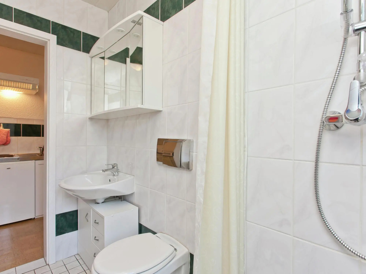 Spacious Stay Near Trails
