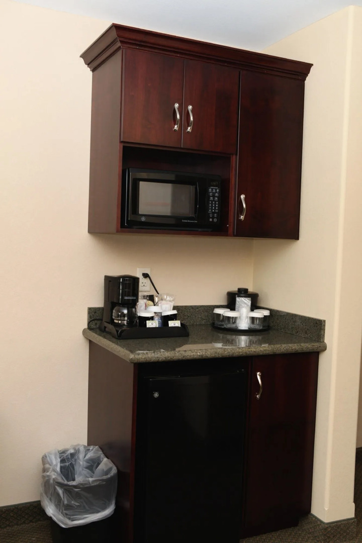 Holiday Inn Express and Suites Springfield Medical District by IHG