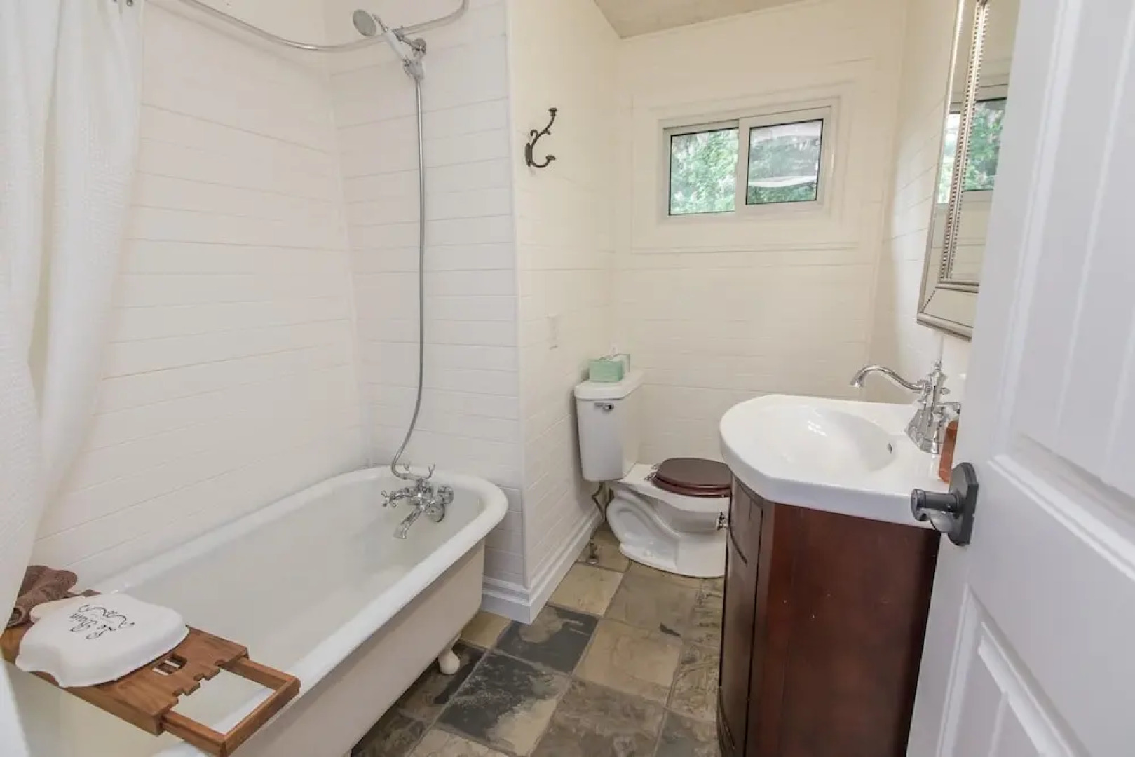 Daydreams Cottage~Beautiful 5 Bed 2 Bath Cottage on Brandy Lake