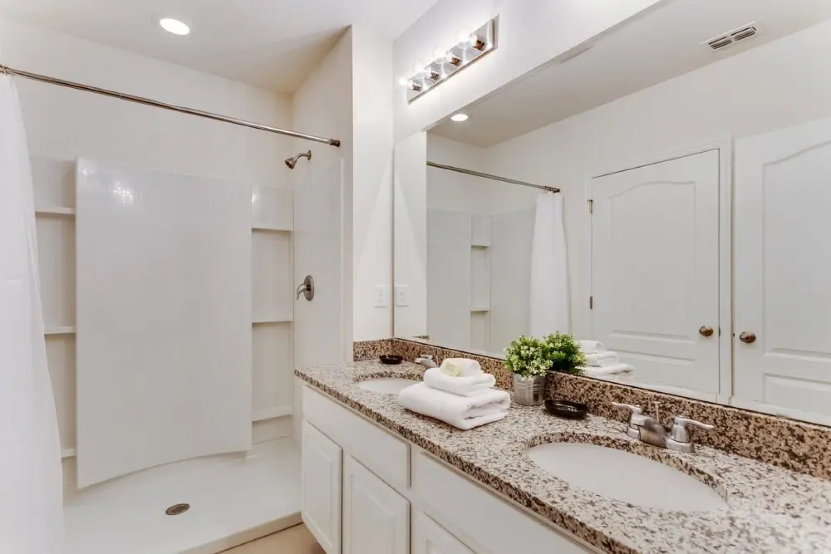 Oakwood Stree Villa Solterra 7041