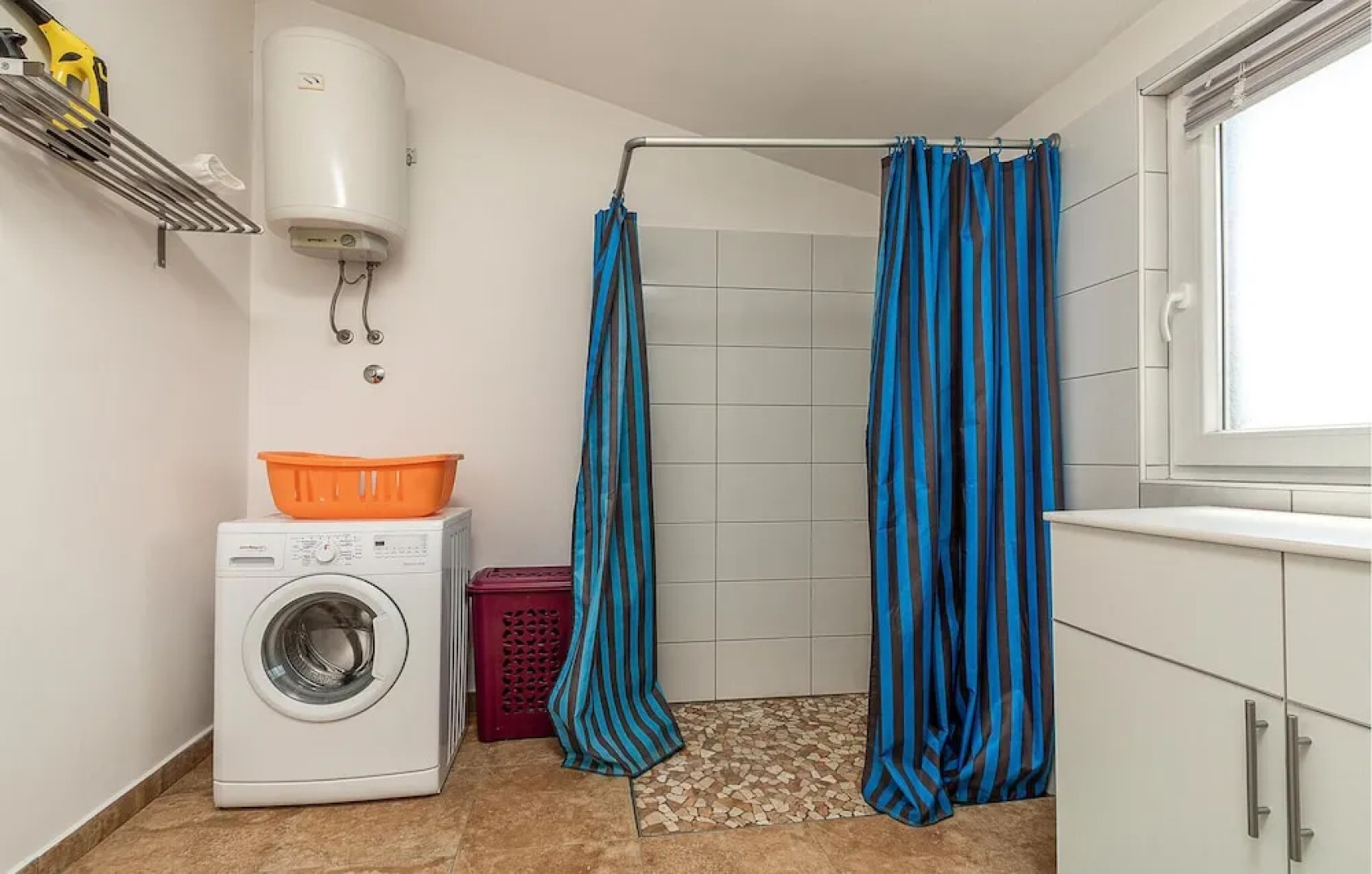 Nice Home in Trget With Wifi, 4 Bedrooms and Outdoor Swimming Pool