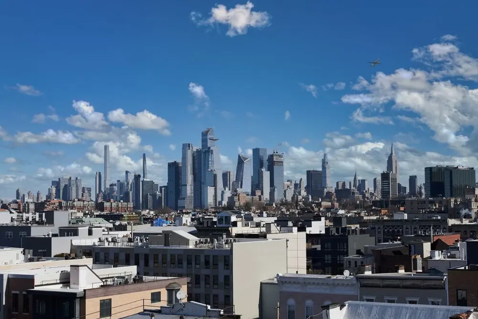 Modern 3 BR Loft -shared Deck - gym - Mins to NYC