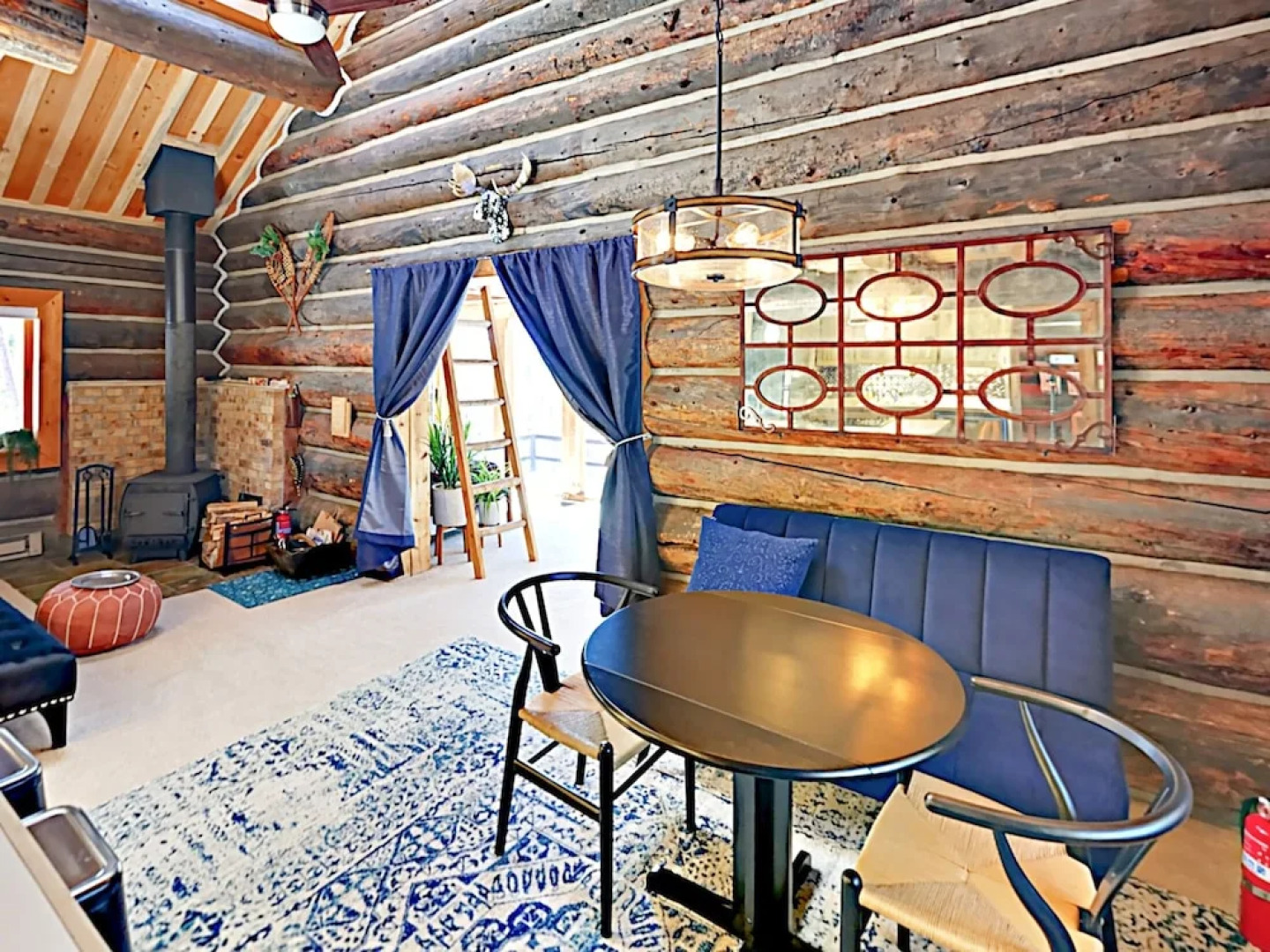 Secluded Mountain-view Log , Near Snow Trails 2 Bedroom Home