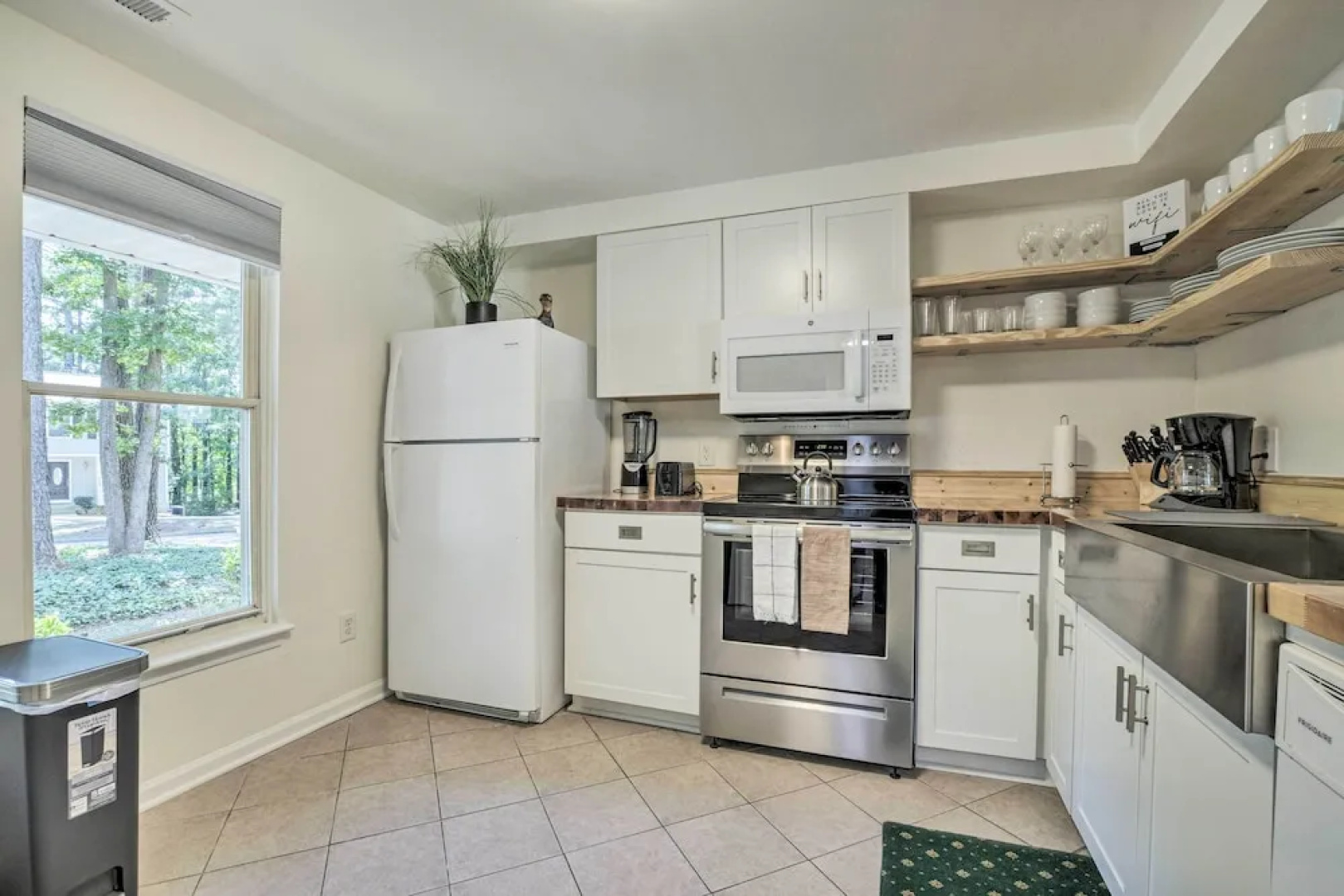 Walk to Dtwn & Breweries: Townhome in Cary!