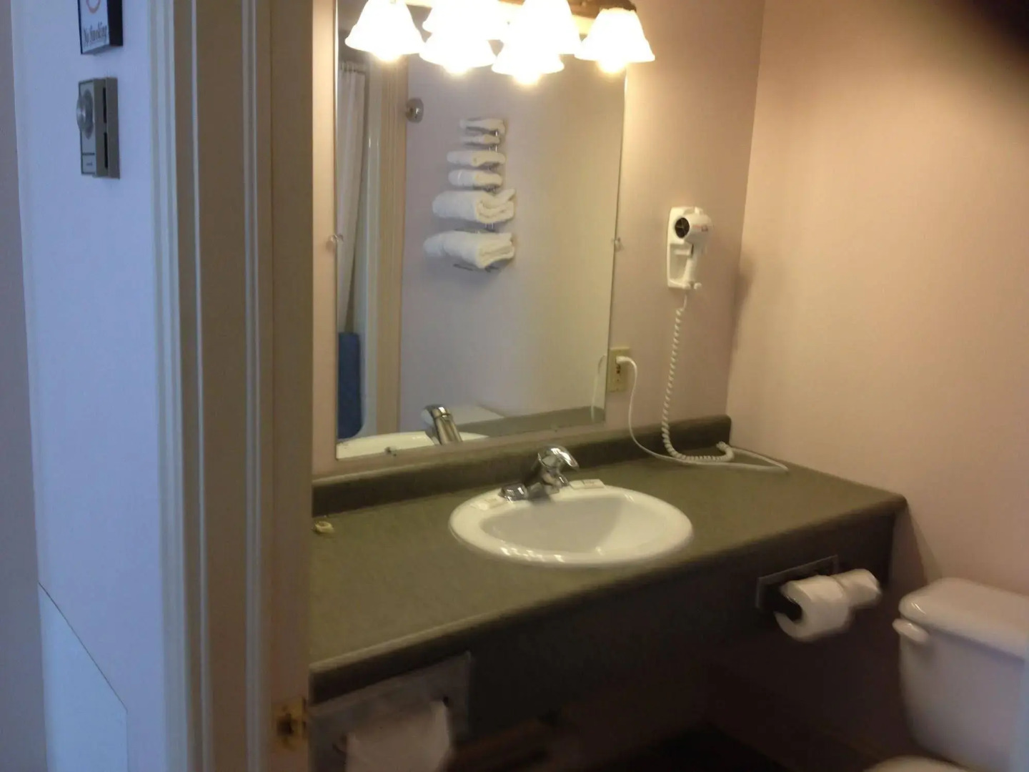 Seawinds Motel & Cottages