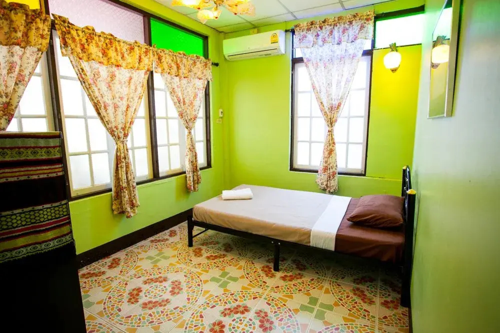 The Gallery 24, Art Cafe Guesthouse Chiang Mai