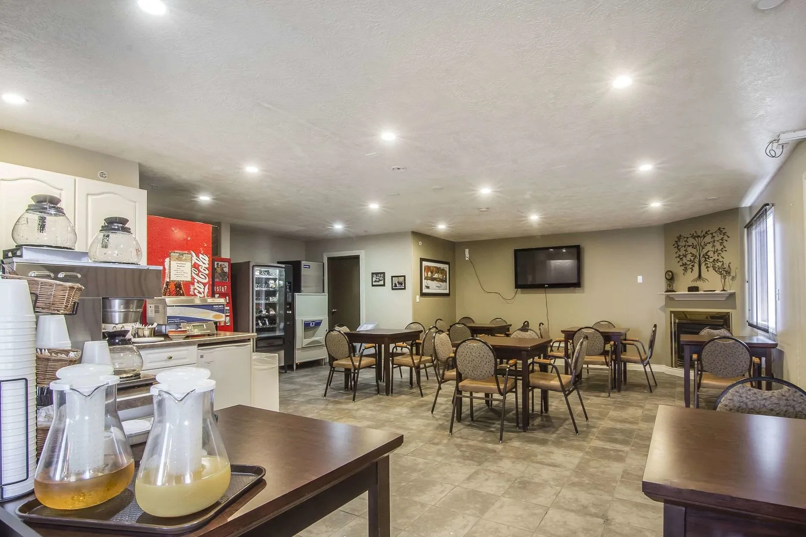 Econo Lodge Inn & Suites