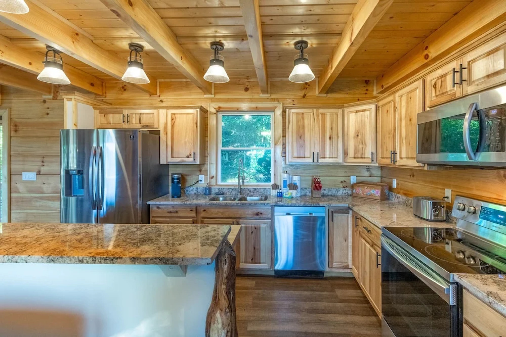 Stunning 2BR Cabin with Mountain Views