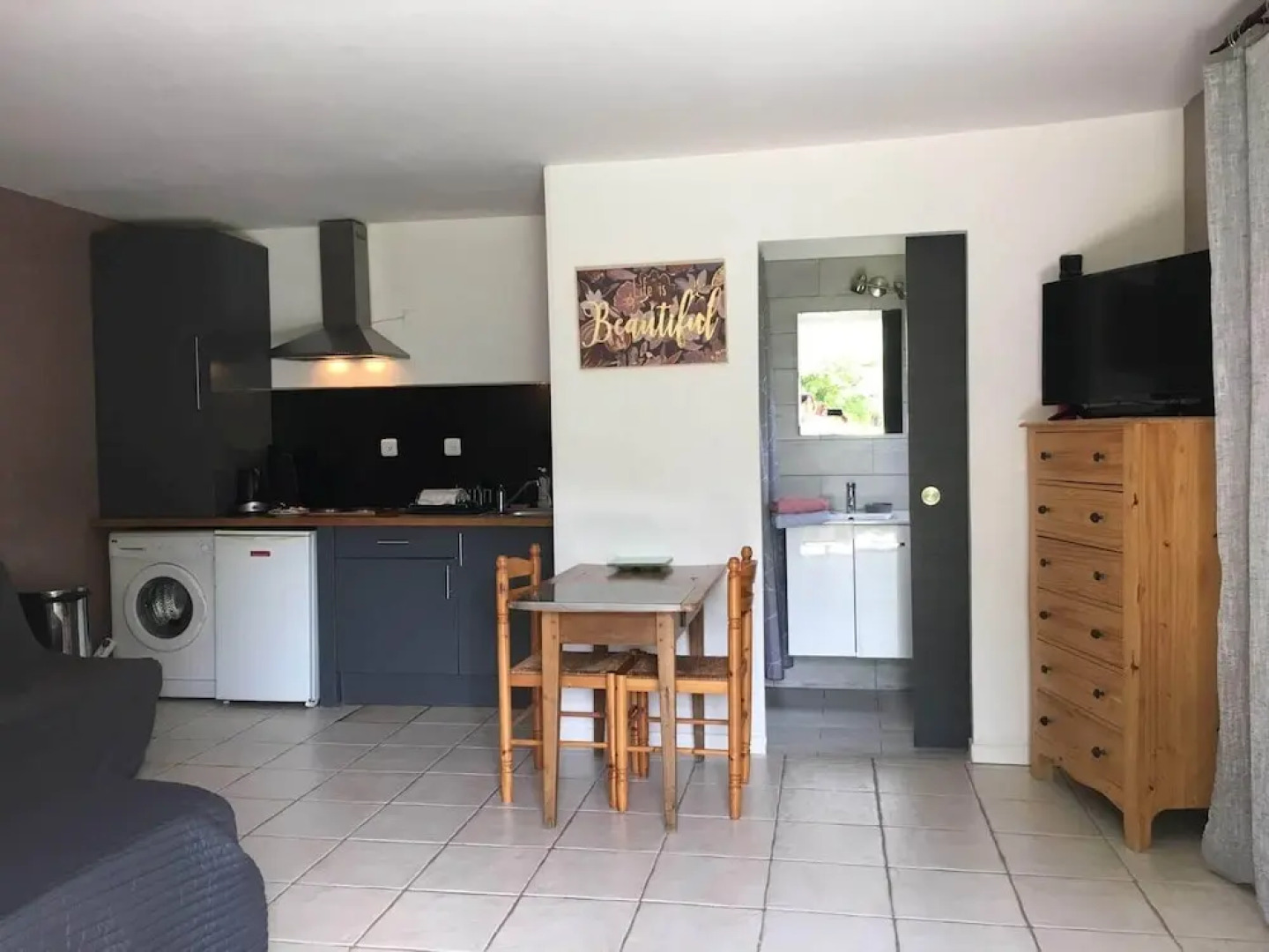 Quiet studio with air conditionning