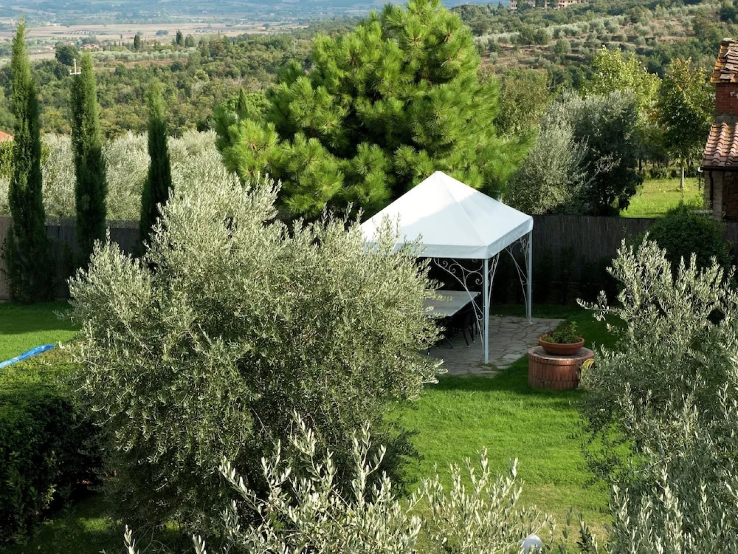 Spacious Villa in Monte San Savino with Swimming Pool