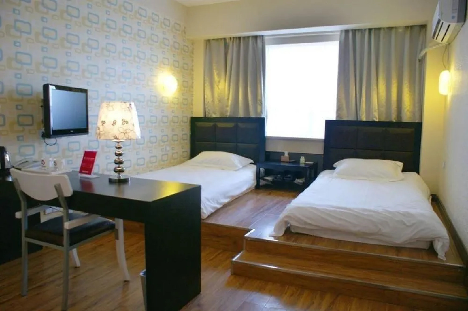 Jiutian Fashion Hotel (Zhengzhou Dashi Bridge)